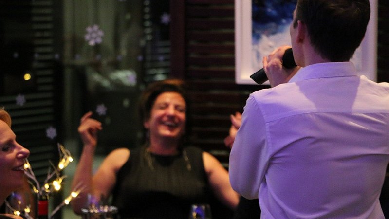 5 Great Reasons To Hire Singing Waiters