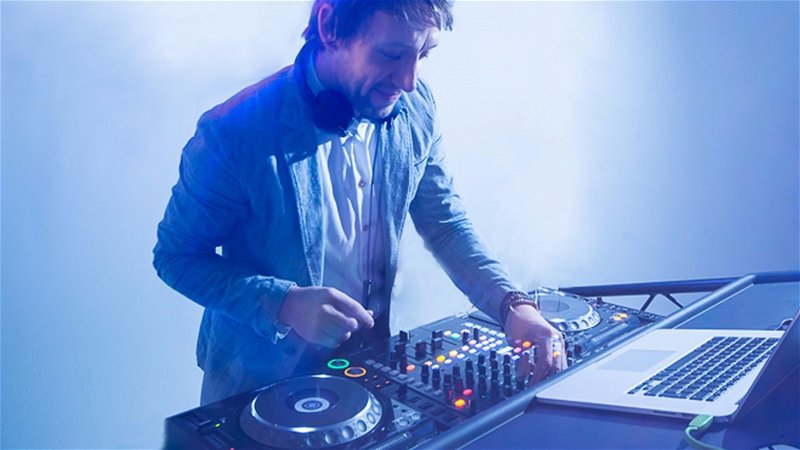 Choosing The Right DJ To Hire For Your Event