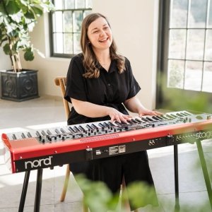 Mairi Singer-Pianist West Yorkshire