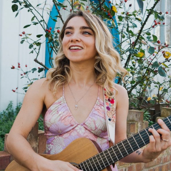 Isla Solo Singer/ Guitarist London