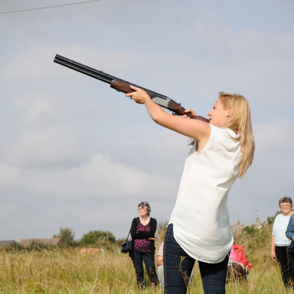 Indoor skeet shooting game