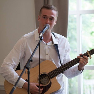 Acoustic Alasdair Singer Guitarist Kent