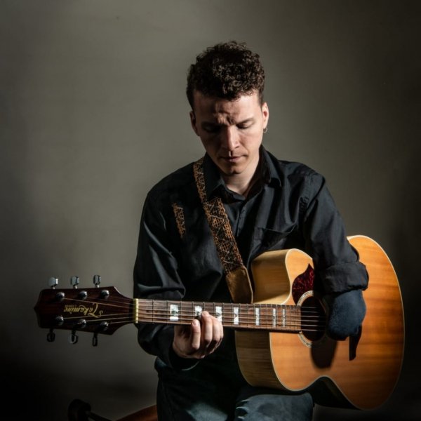 Max Richards Solo Singer/Guitarist Kent