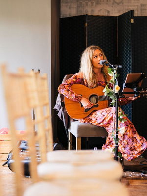 Event Kelly Barnes Singer Guitarist Northamptonshire