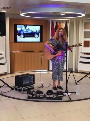 Event Kelly Barnes Singer Guitarist Northamptonshire