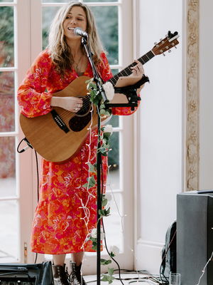 Event Kelly Barnes Singer Guitarist Northamptonshire