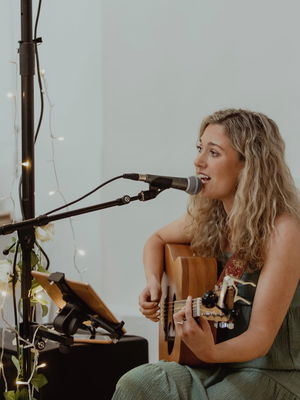 Event Kelly Barnes Singer Guitarist Northamptonshire