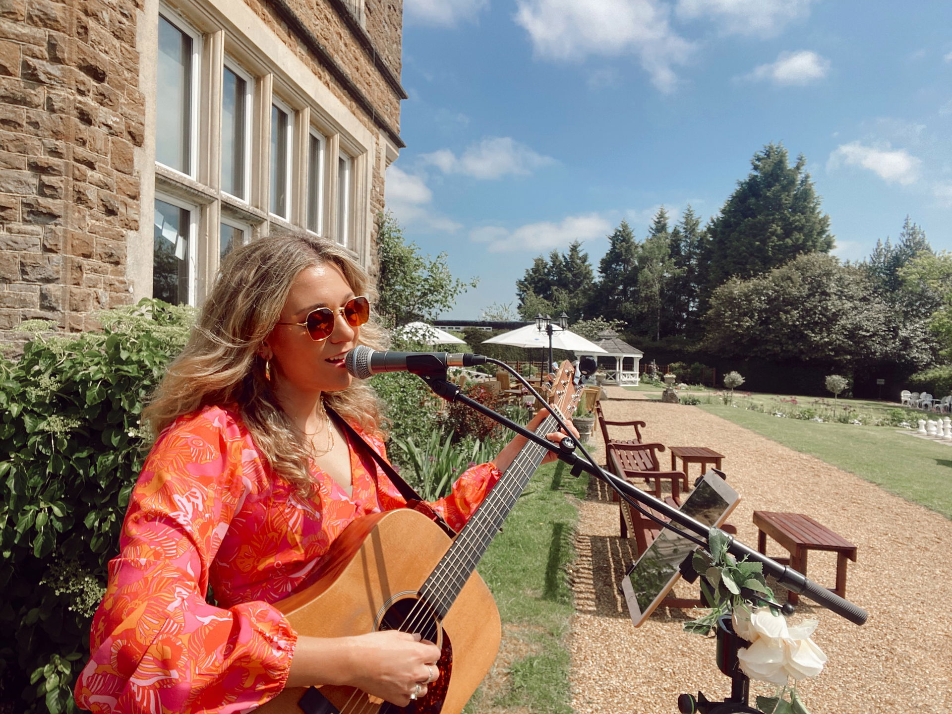 Kelly Barnes Singer Guitarist Review Wedding Surrey