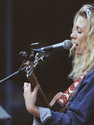 Event Kelly Barnes Singer Guitarist Northamptonshire