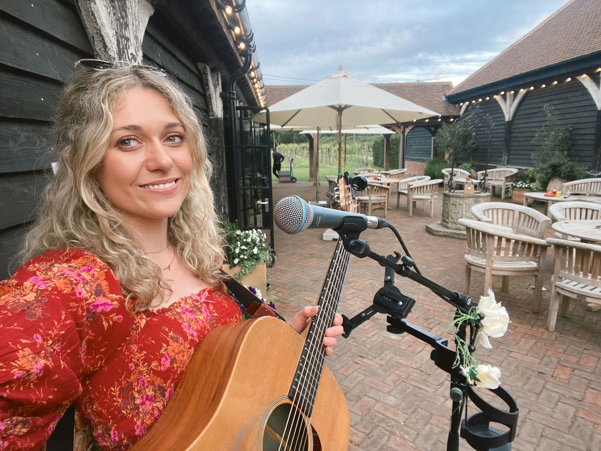 Kelly Barnes Singer Guitarist Review Wedding Berkshire