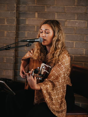 Event Kelly Barnes Singer Guitarist Northamptonshire