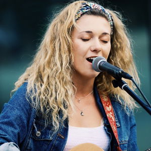 Kelly Barnes Singer Guitarist University Event Kent