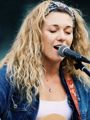 Event Kelly Barnes Singer Guitarist Northamptonshire