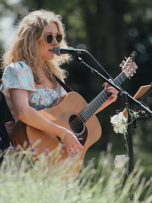 Event Kelly Barnes Singer Guitarist Northamptonshire