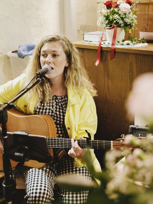 Event Kelly Barnes Singer Guitarist Northamptonshire