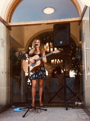 Event Kelly Barnes Singer Guitarist Northamptonshire