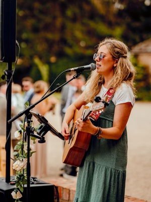 Event Kelly Barnes Singer Guitarist Northamptonshire