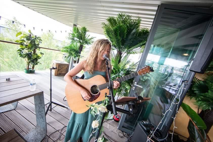 Kelly Barnes Singer Guitarist Review Corporate Event Kent