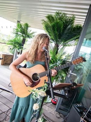 Event Kelly Barnes Singer Guitarist Northamptonshire