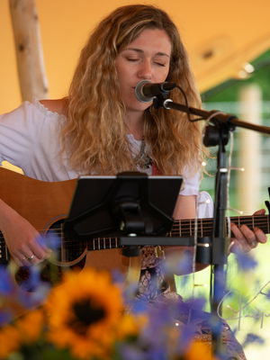 Event Kelly Barnes Singer Guitarist Northamptonshire