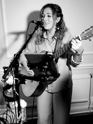 Event Kelly Barnes Singer Guitarist Northamptonshire