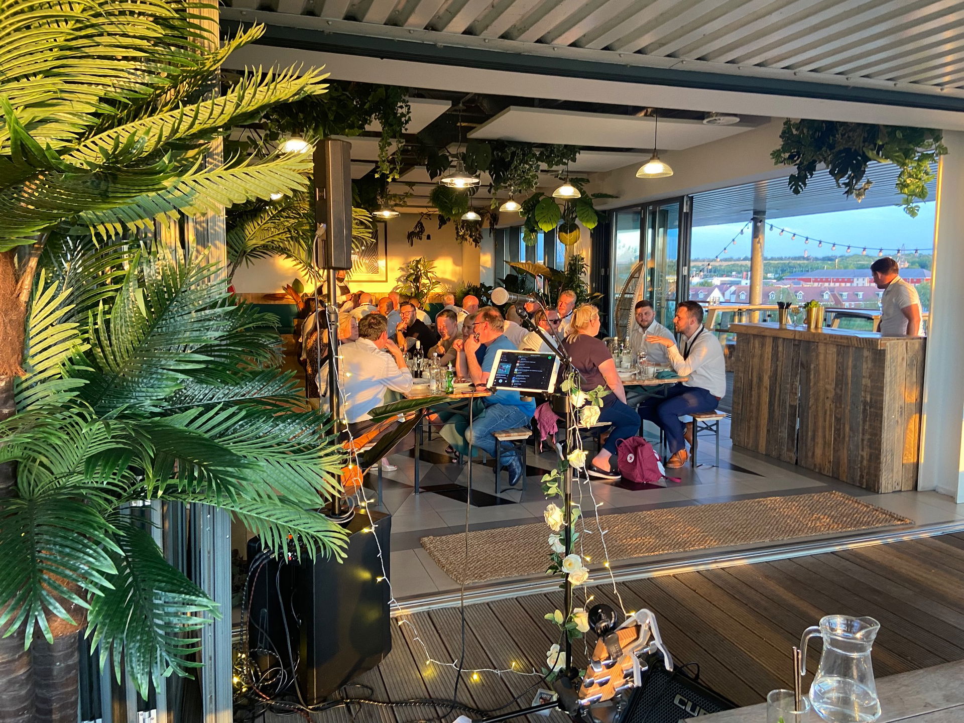 Kelly Barnes Singer Guitarist Review Corporate Event Kent