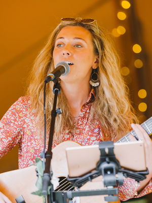 Event Kelly Barnes Singer Guitarist Northamptonshire