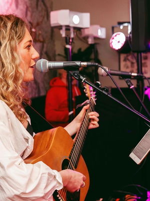 Event Kelly Barnes Singer Guitarist Northamptonshire