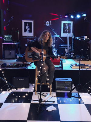 Event Kelly Barnes Singer Guitarist Northamptonshire