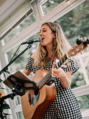 Event Kelly Barnes Singer Guitarist Northamptonshire