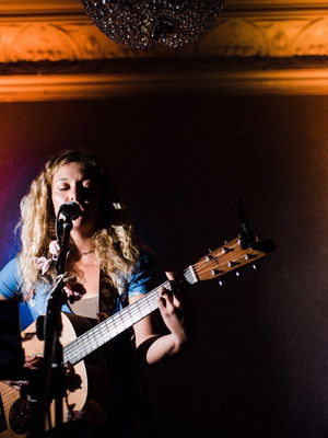 Event Kelly Barnes Singer Guitarist Northamptonshire