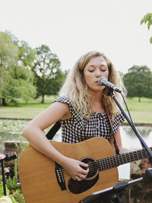 Event Kelly Barnes Singer Guitarist Northamptonshire