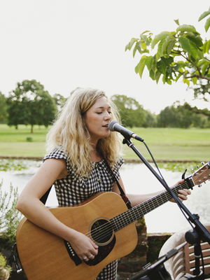 Event Kelly Barnes Singer Guitarist Northamptonshire