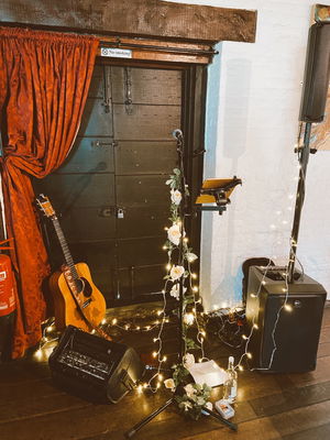 Event Kelly Barnes Singer Guitarist Northamptonshire