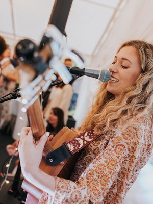 Event Kelly Barnes Singer Guitarist Northamptonshire