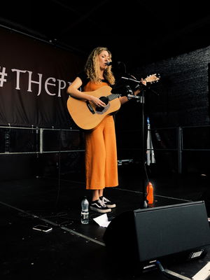 Event Kelly Barnes Singer Guitarist Northamptonshire