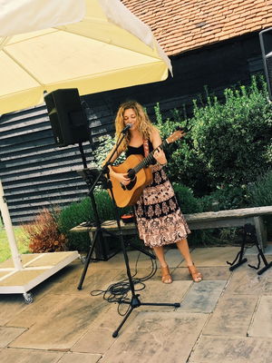 Event Kelly Barnes Singer Guitarist Northamptonshire
