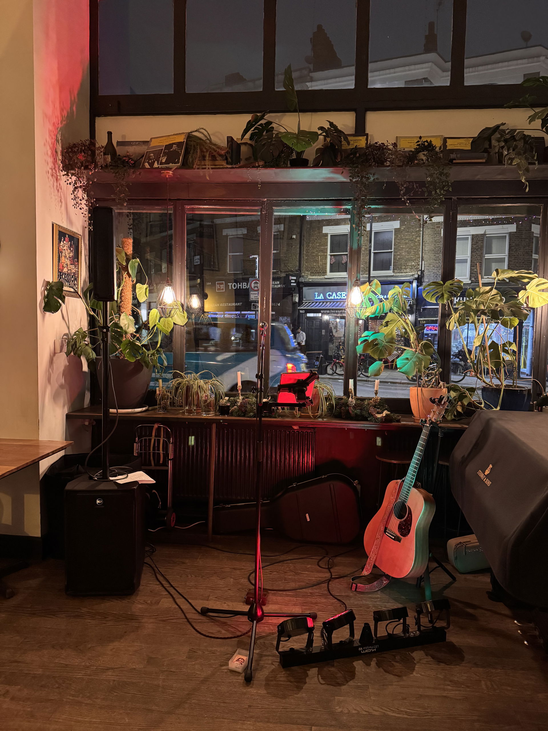 Kelly Barnes Singer Guitarist Review Corporate Event London