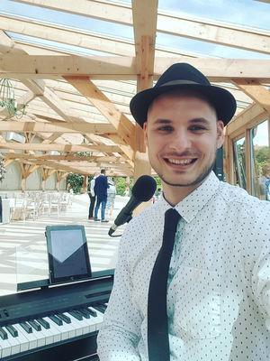 Event Jon Andrews Singer/Pianist London