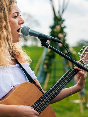 Event Kelly Barnes Singer Guitarist Northamptonshire