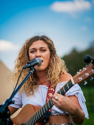 Event Kelly Barnes Singer Guitarist Northamptonshire