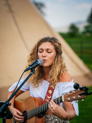 Event Kelly Barnes Singer Guitarist Northamptonshire
