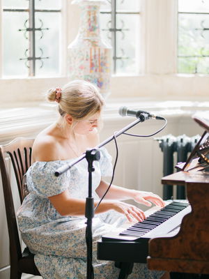 Event Florence Smith Singer / Guitarist / Pianist / Ukelele London