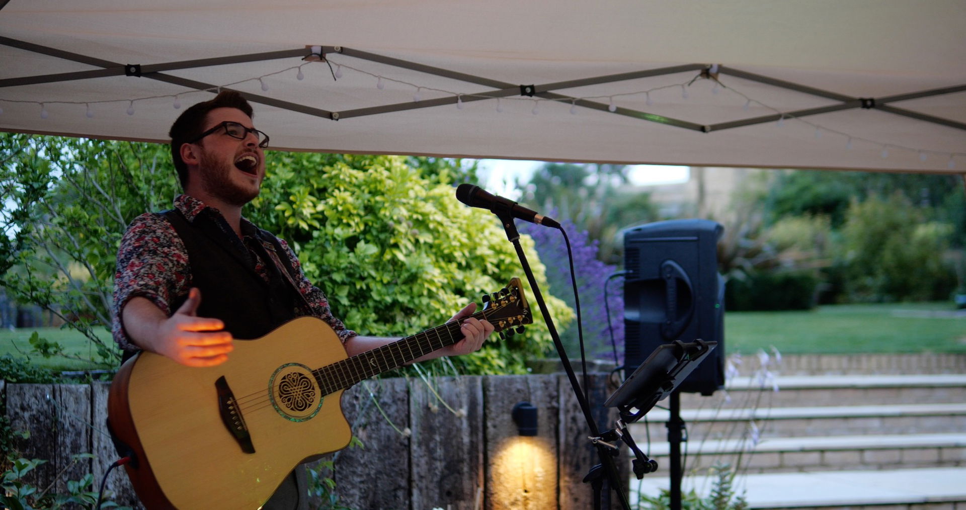 Tom Charles Singer Guitarist Review Private Party Buckinghamshire