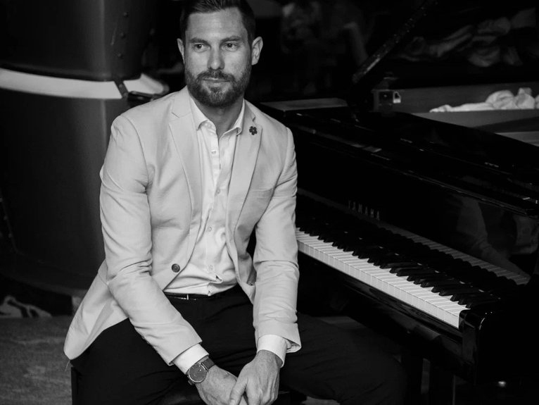 artists similar to Liam Francis