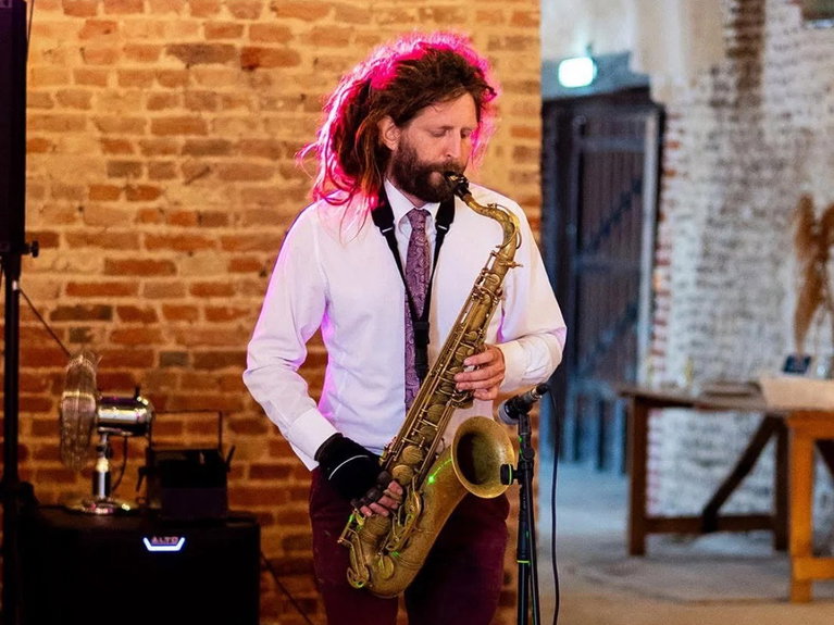artists similar to Sizzlin Sax