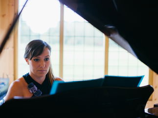 Promo Vivian Solo Singer-Pianist and Guitarist Derbyshire