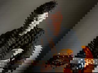 Promo Max Richards Solo Singer/Guitarist Kent