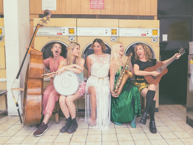 artists similar to SHE Roams