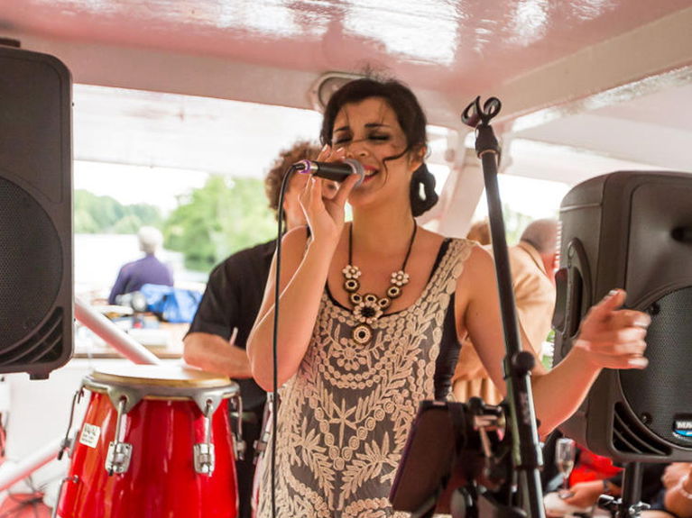 artists similar to Alandi